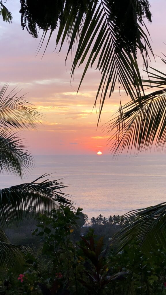Sonnenuntergang in Costa Rica mit Blick auf den Dschungel und das Meer