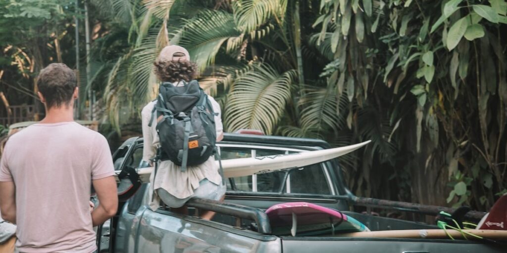 Surfer mit ihren Surfboards auf dem Weg zum Surfspot