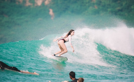 Surferin surft eine Righthander-Welle Surferin surft eine Righthander-Welle