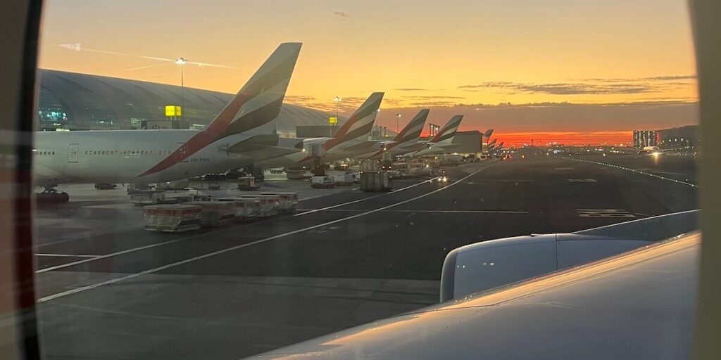 Blick aus dem Flugzeug auf die Landebahn